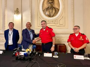 El Coronel Martín Cucalón de Ycaza (c), Primer Jefe del BCBG, destacó que cada vez existe un mayor interés por parte de la población en adquirir vehículos híbridos y eléctricos, por ello es importante la capacitación y entrenamiento en estos temas.