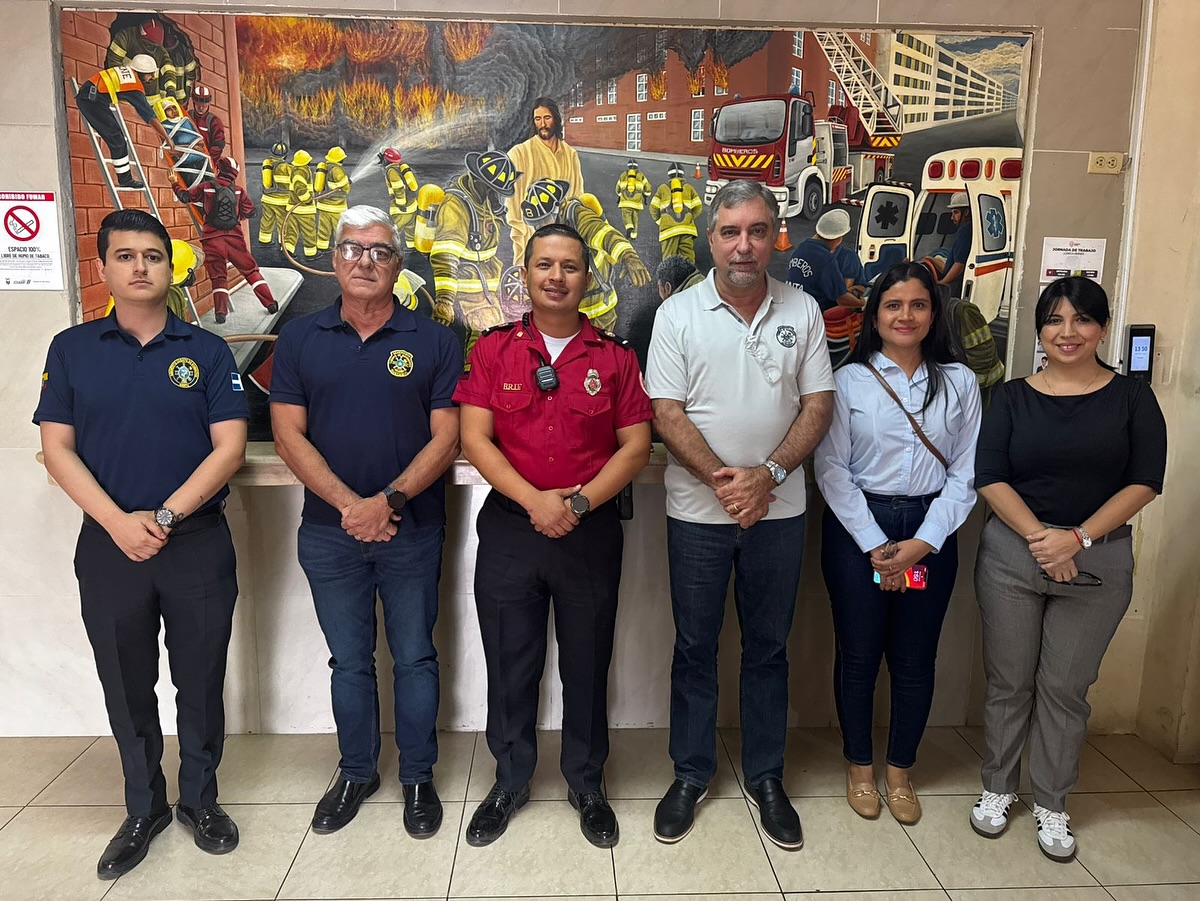 Cnel. Martín Cucalón de Ycaza mantuvo reunión clave con el Benemérito Cuerpo de Bomberos de Manta