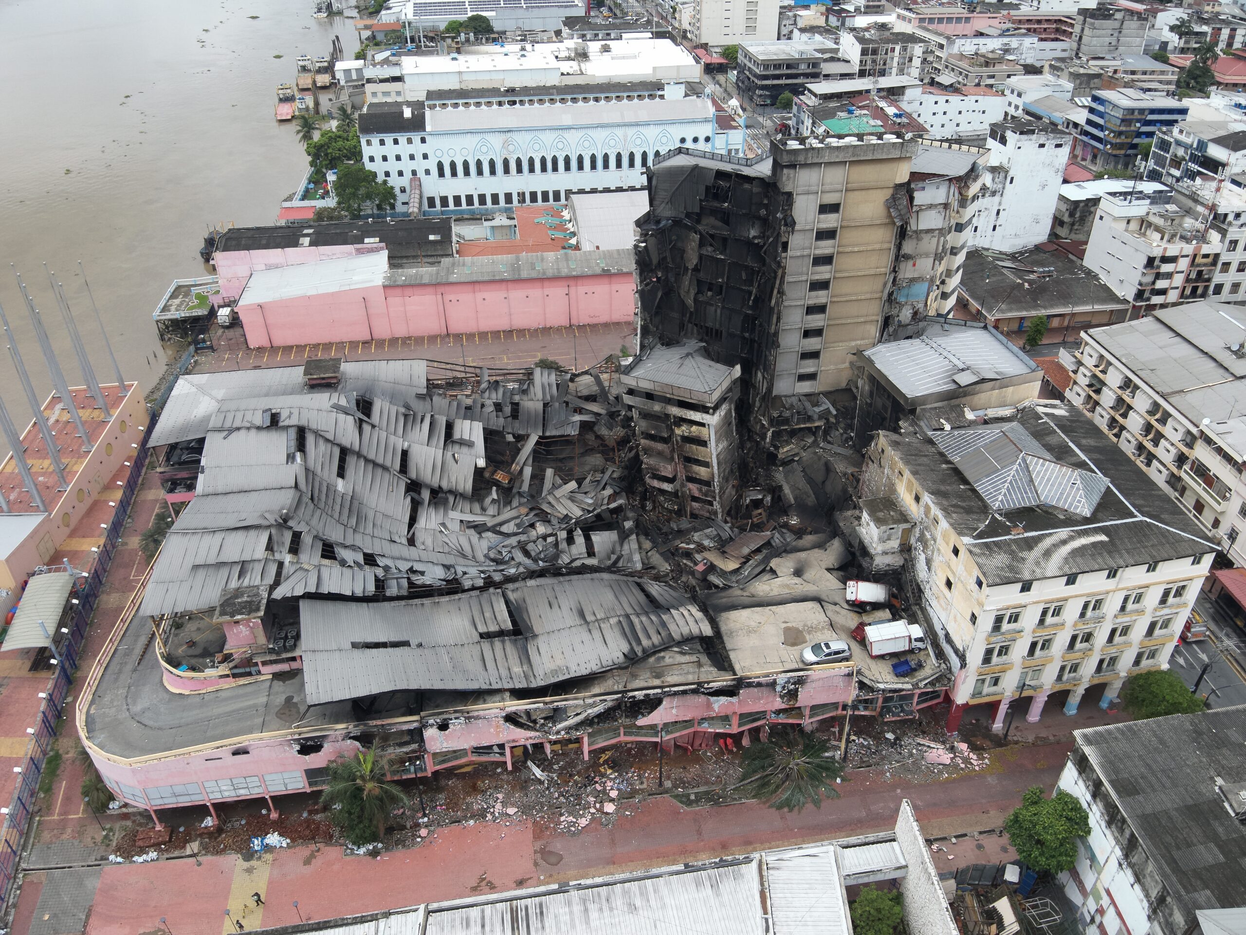 Luego de 130 horas el BCBG culminó operaciones en el incendio registrado en el edificio Multicomercio