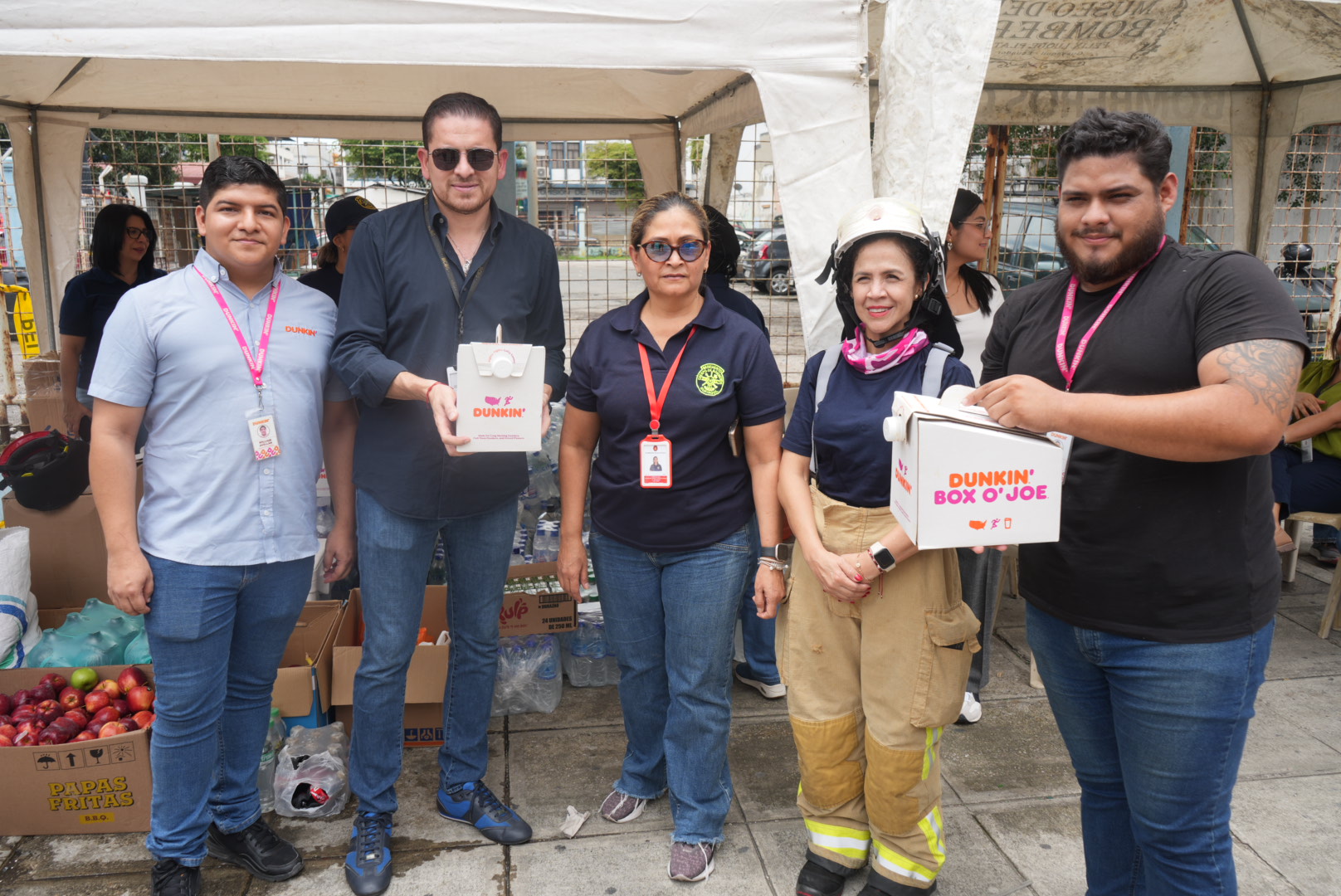 Ciudadanos y empresas privadas donaron bebidas y alimentos para los bomberos durante la emergencia