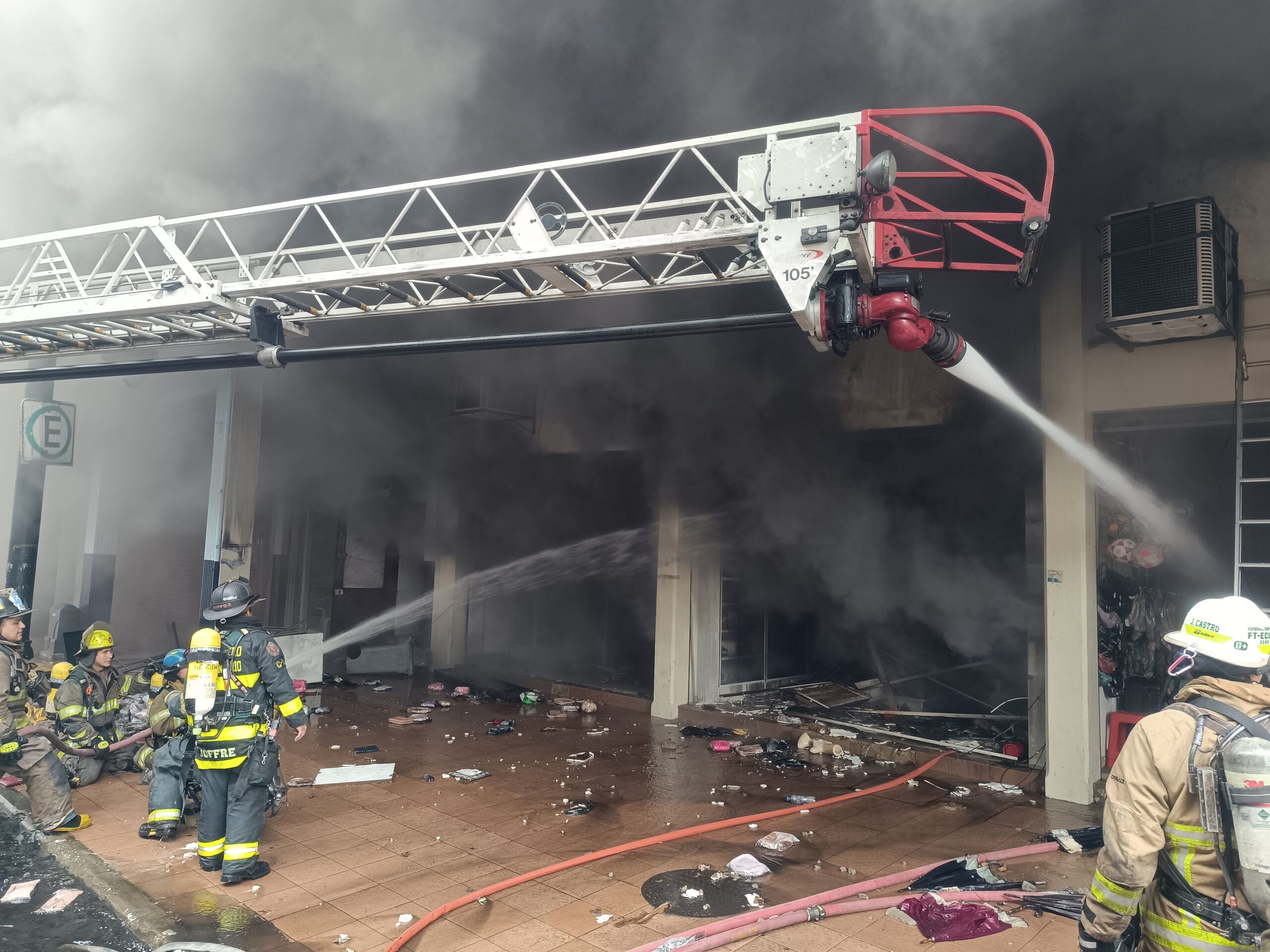 Intensas labores del BCBG permitieron controlar incendio estructural en el centro de la ciudad