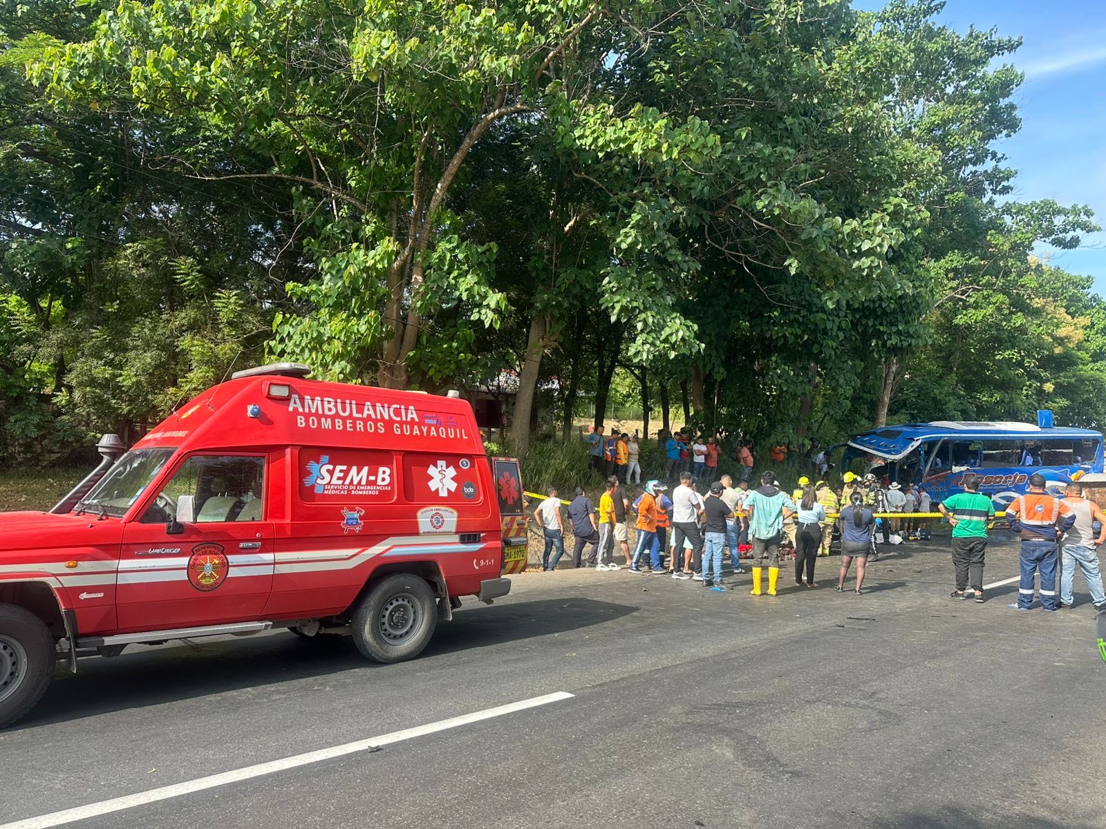 BCBG atendió a varios heridos tras fuerte accidente de tránsito en vía a la Costa
