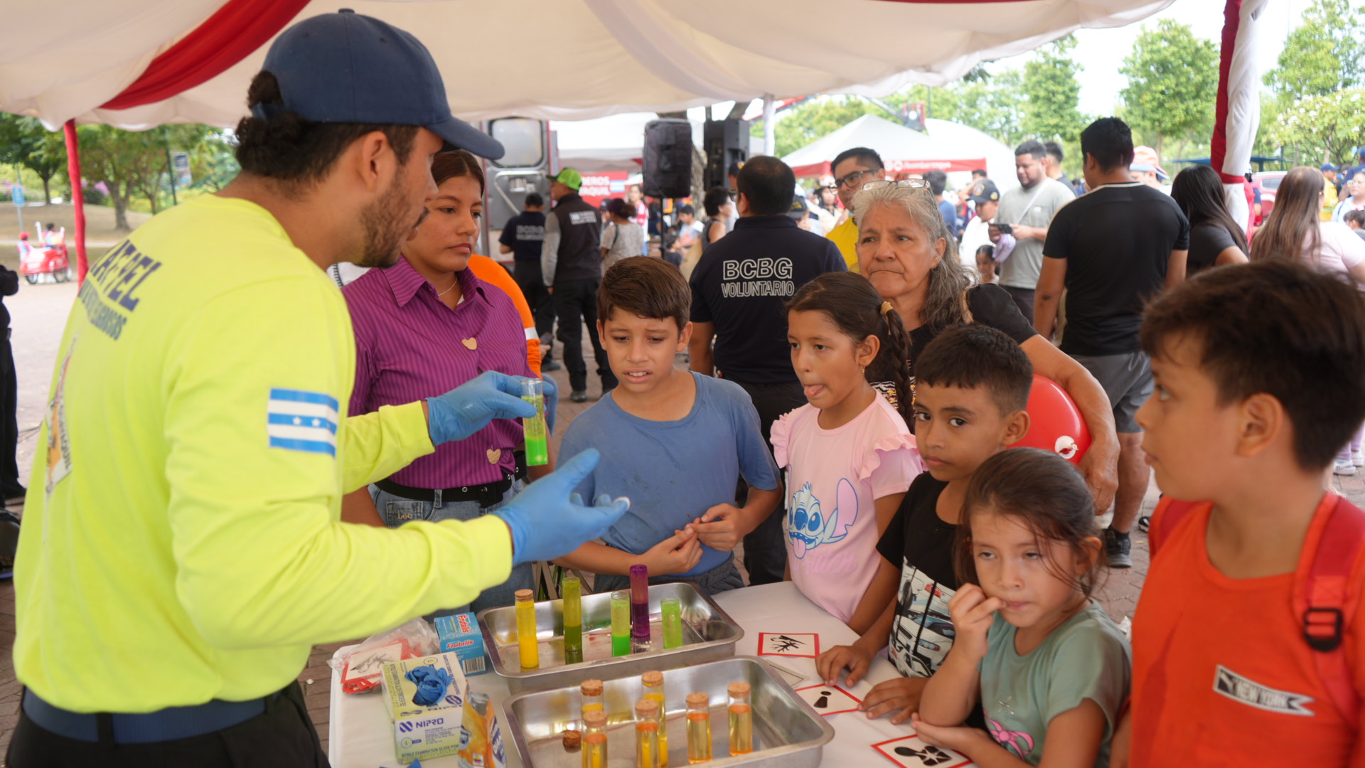 Más de 3.000 personas vivieron la experiencia bomberil durante las fiestas julianas en Guayaquil