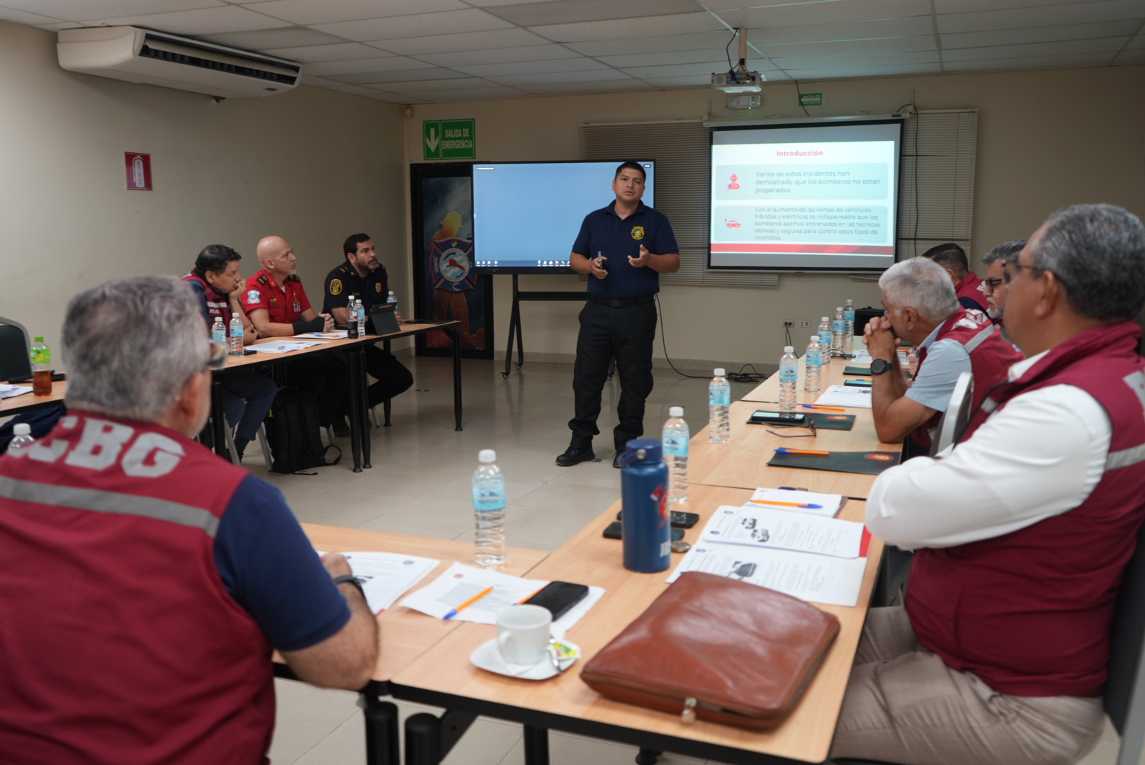 Curso sobre control de incendios en vehículos híbridos y eléctricos se dio en la Academia de Bomberos de Guayaquil