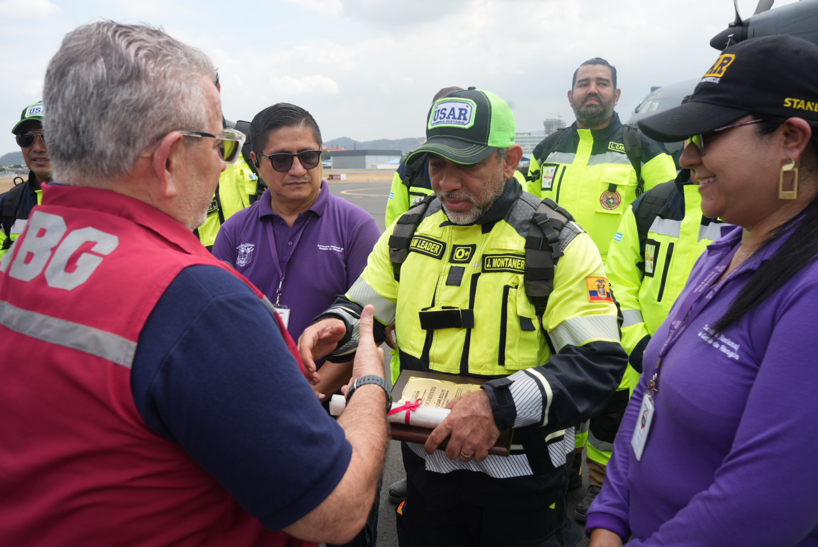 Equipo USAR ECU-11, recibido con honores tras labores de búsqueda y rescate en Cali