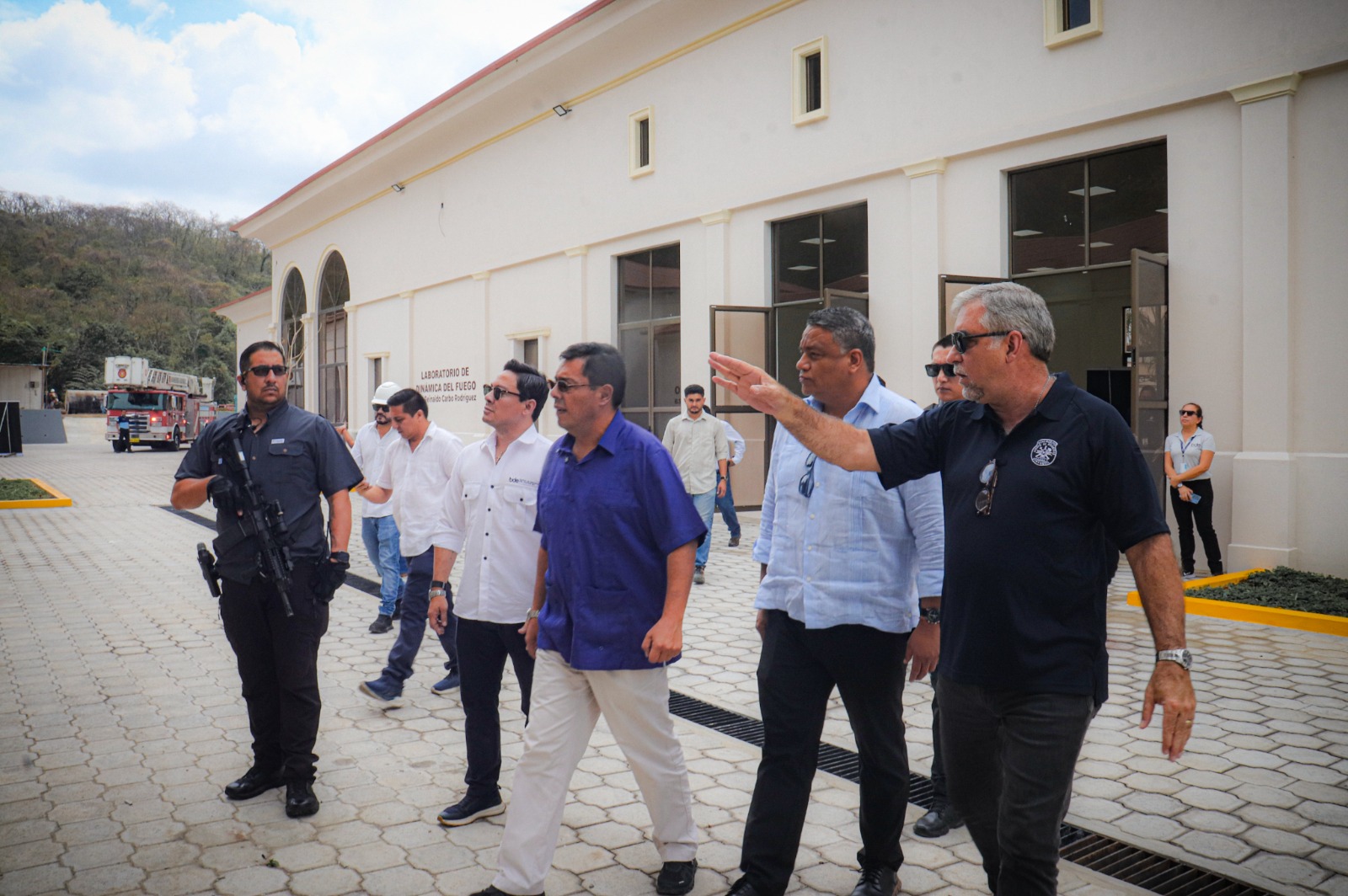 Cnel. Martín Cucalón de Icaza recorrió junto a autoridades la Academia de Bomberos de Guayaquil